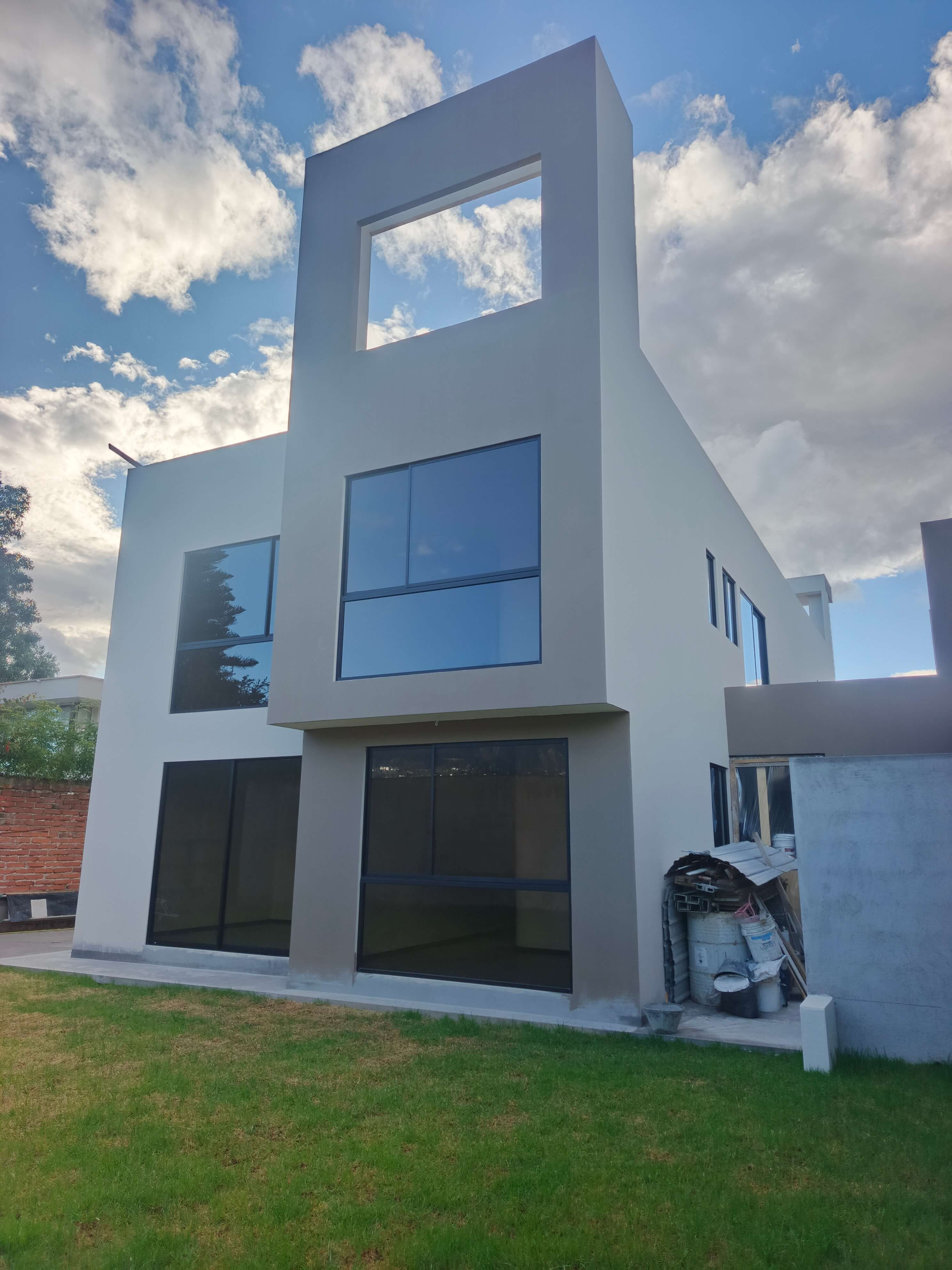 Estructura metálica en valle Tumbaco